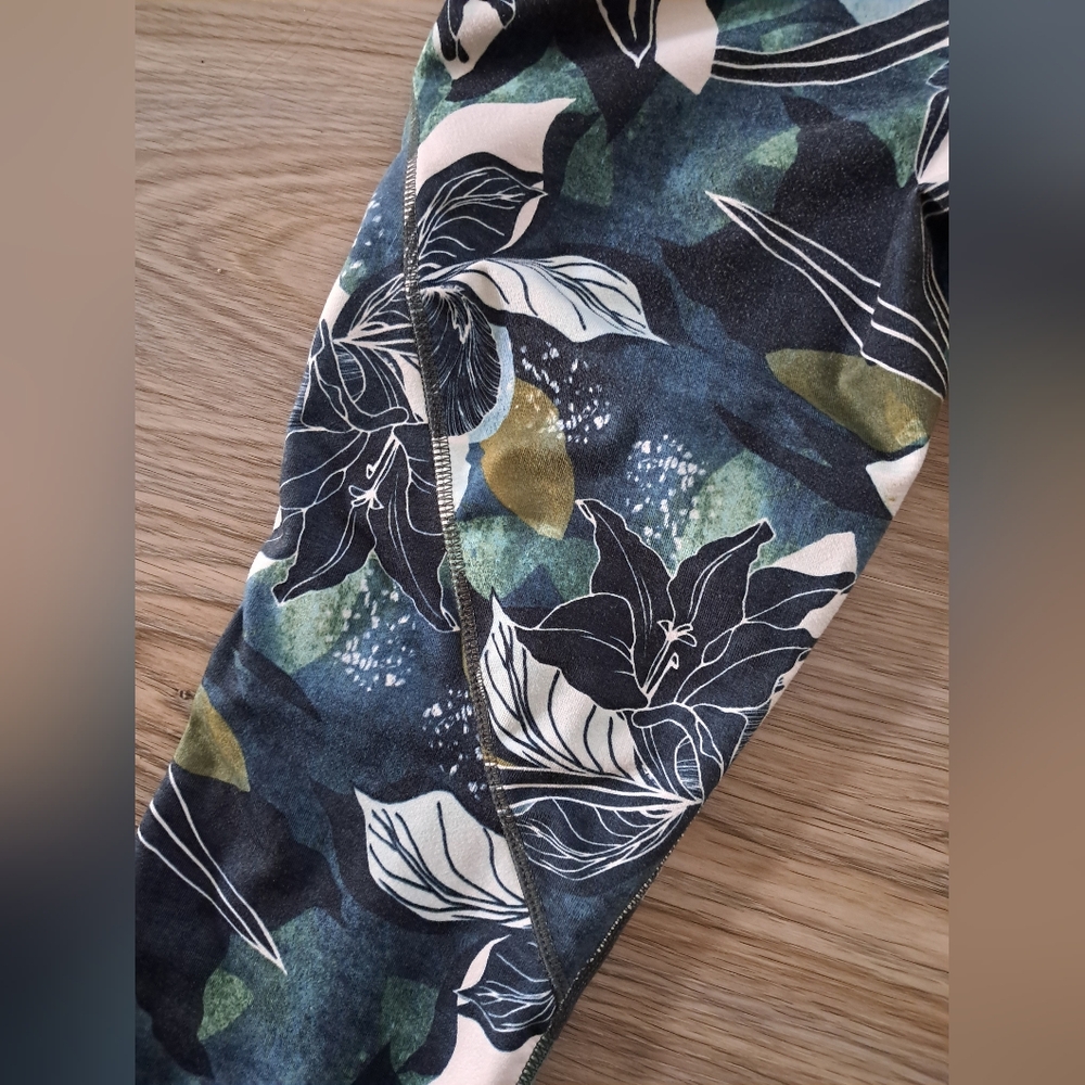 Athleta floral athletic leggings small like new blue green tropical Hawaiian - Picture 5 of 5